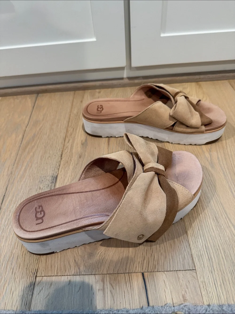 UGG Women's Tan Bow Slide Clogs - Picture 5 of 6